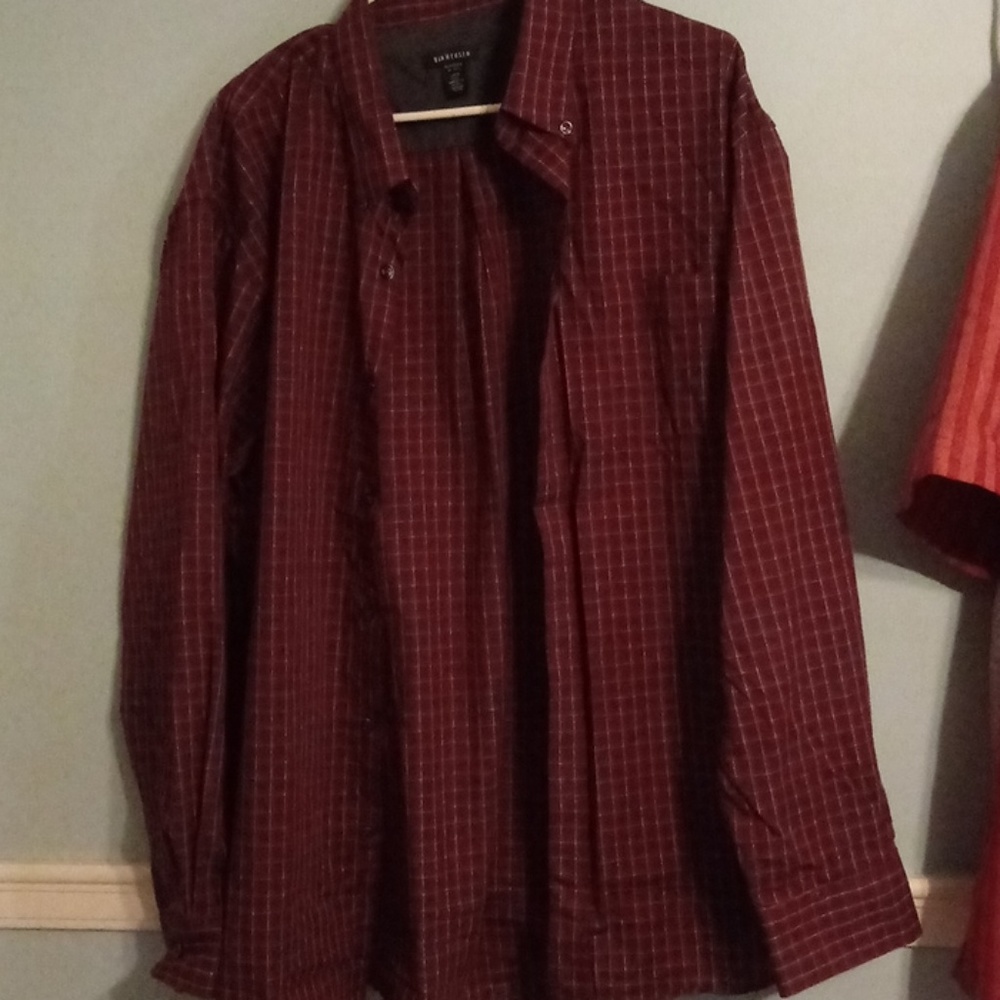 Mens Van Heusen dress shirt EUC